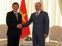 Putin saludando al Presidente de Vietnam, Truong Tan Sang